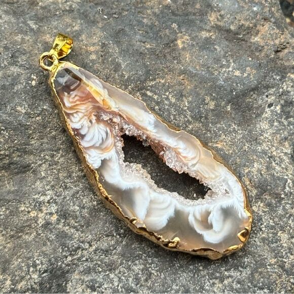 ⭐️ New! Yellow Geode Agate Pendant in Goldtone 25.00 ctw - Picture 3 of 7